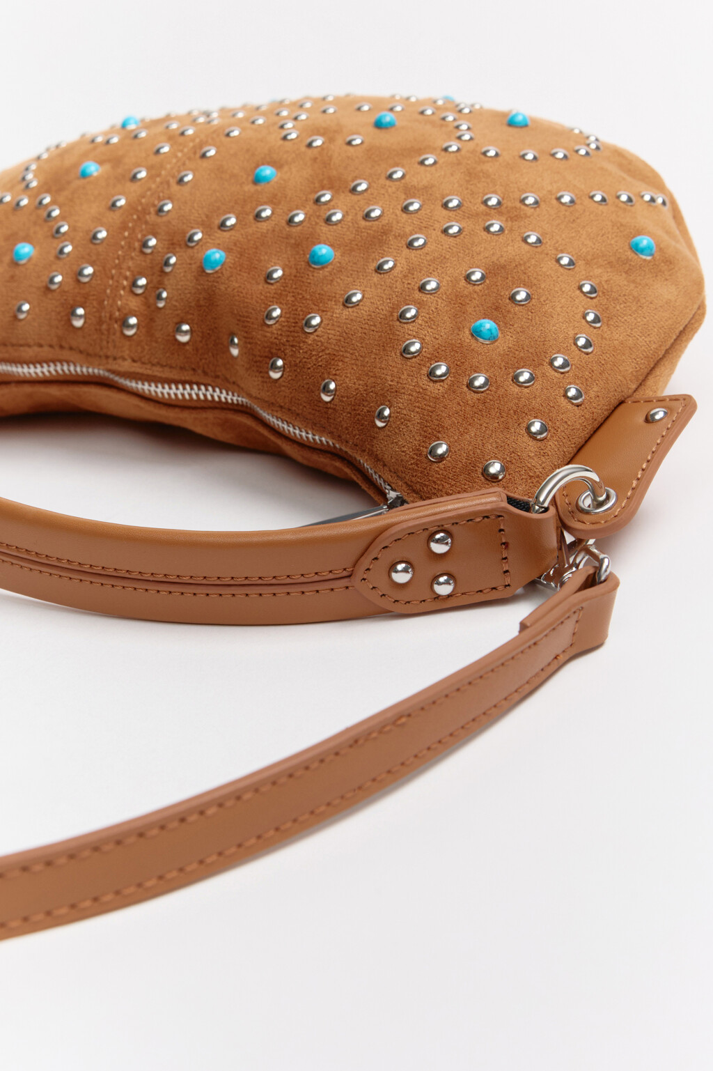 Сумка-кроссбоди с замшевой фактурой и заклепками - цвет коричневый - 8