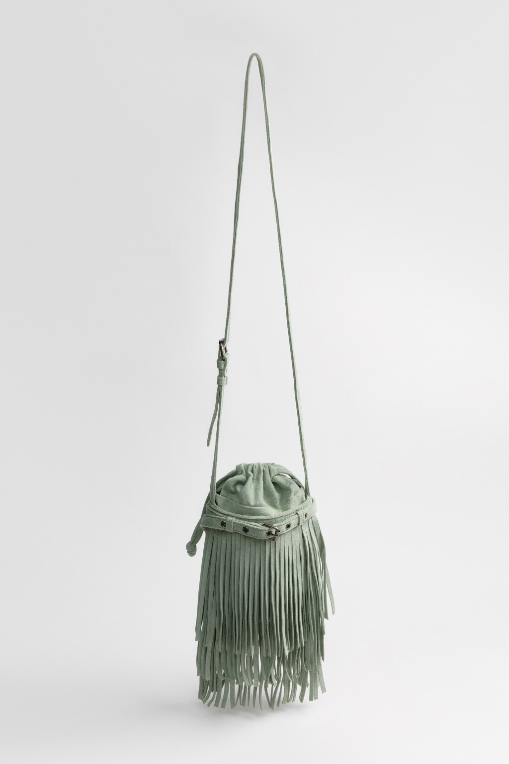 Сумка-мешок с замшевой фактурой и бахромой - цвет зеленый - 5