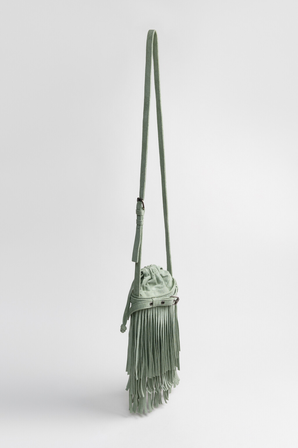 Сумка-мешок с замшевой фактурой и бахромой - цвет зеленый - 6