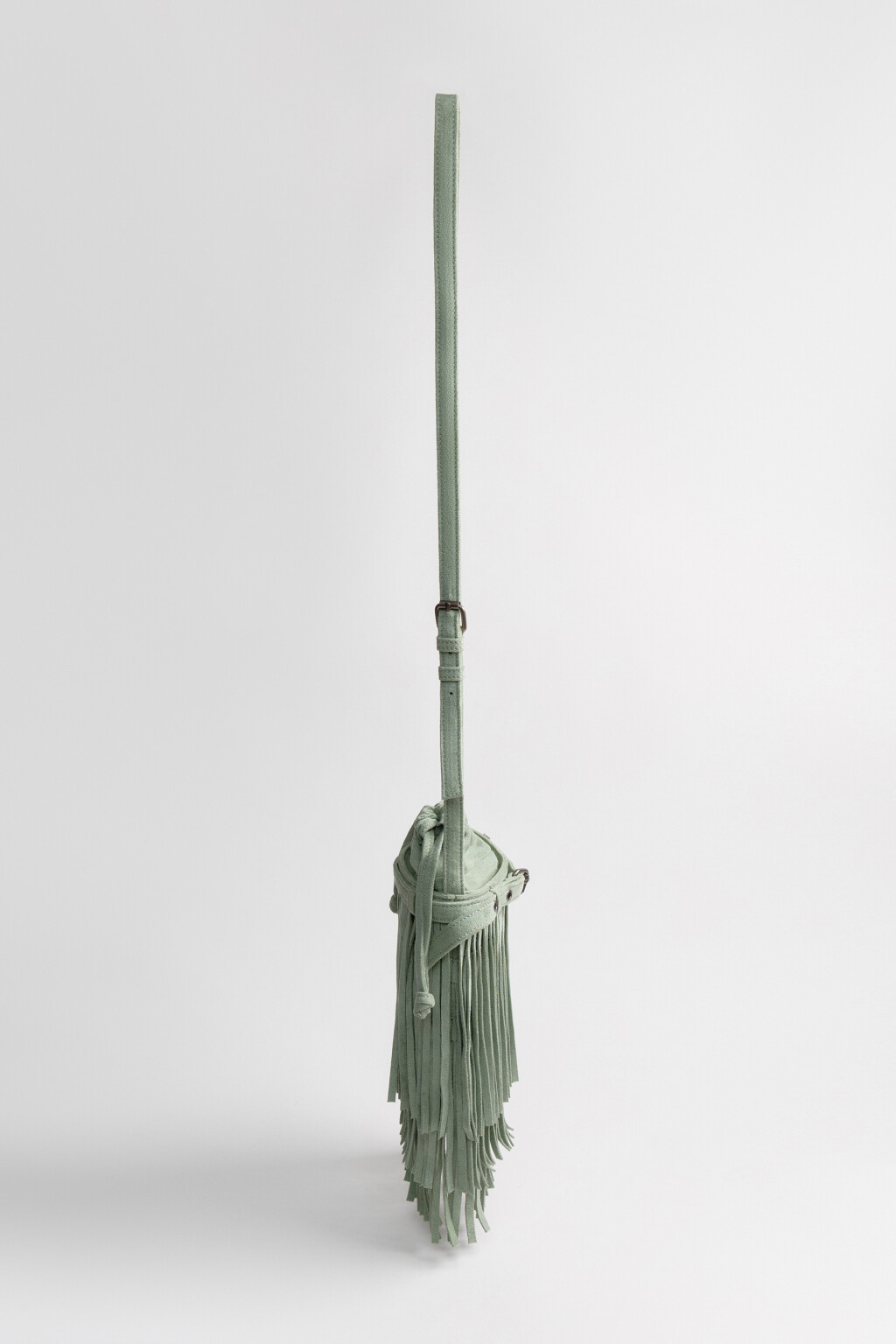 Сумка-мешок с замшевой фактурой и бахромой - цвет зеленый - 7