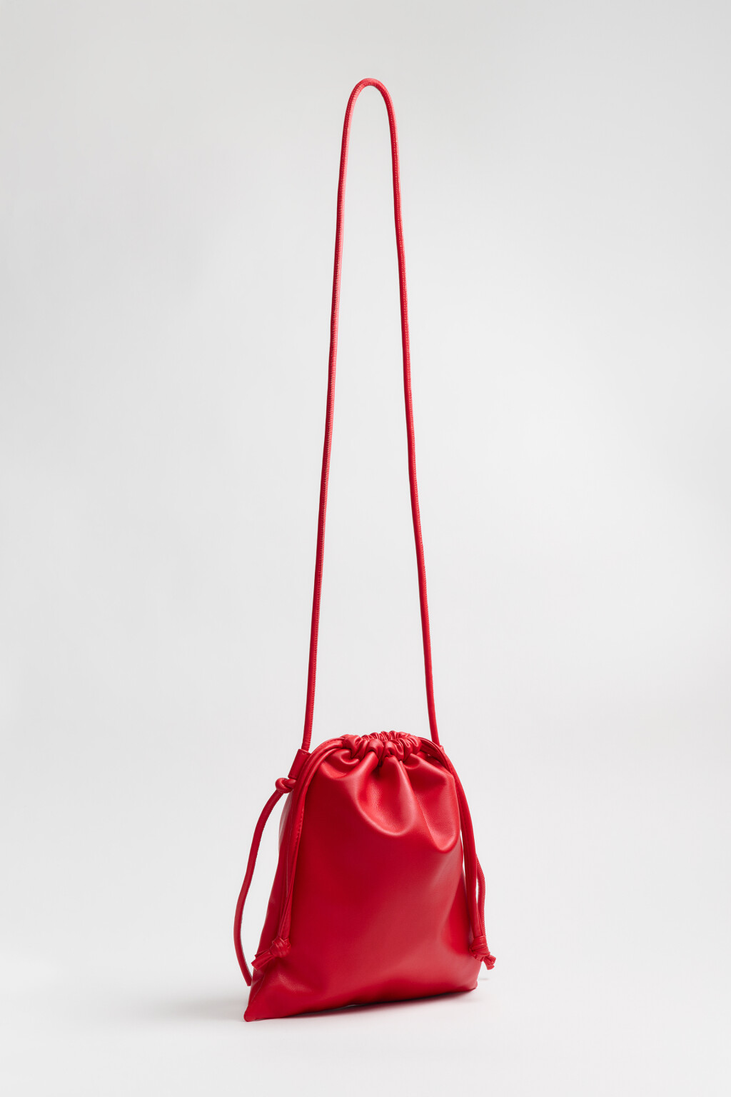 Сумка-мешок из искусственной кожи на завязках - цвет красный - 6