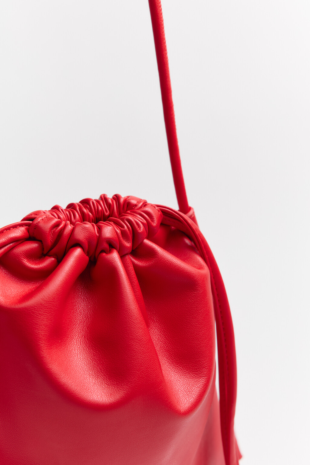 Сумка-мешок из искусственной кожи на завязках - цвет красный - 8