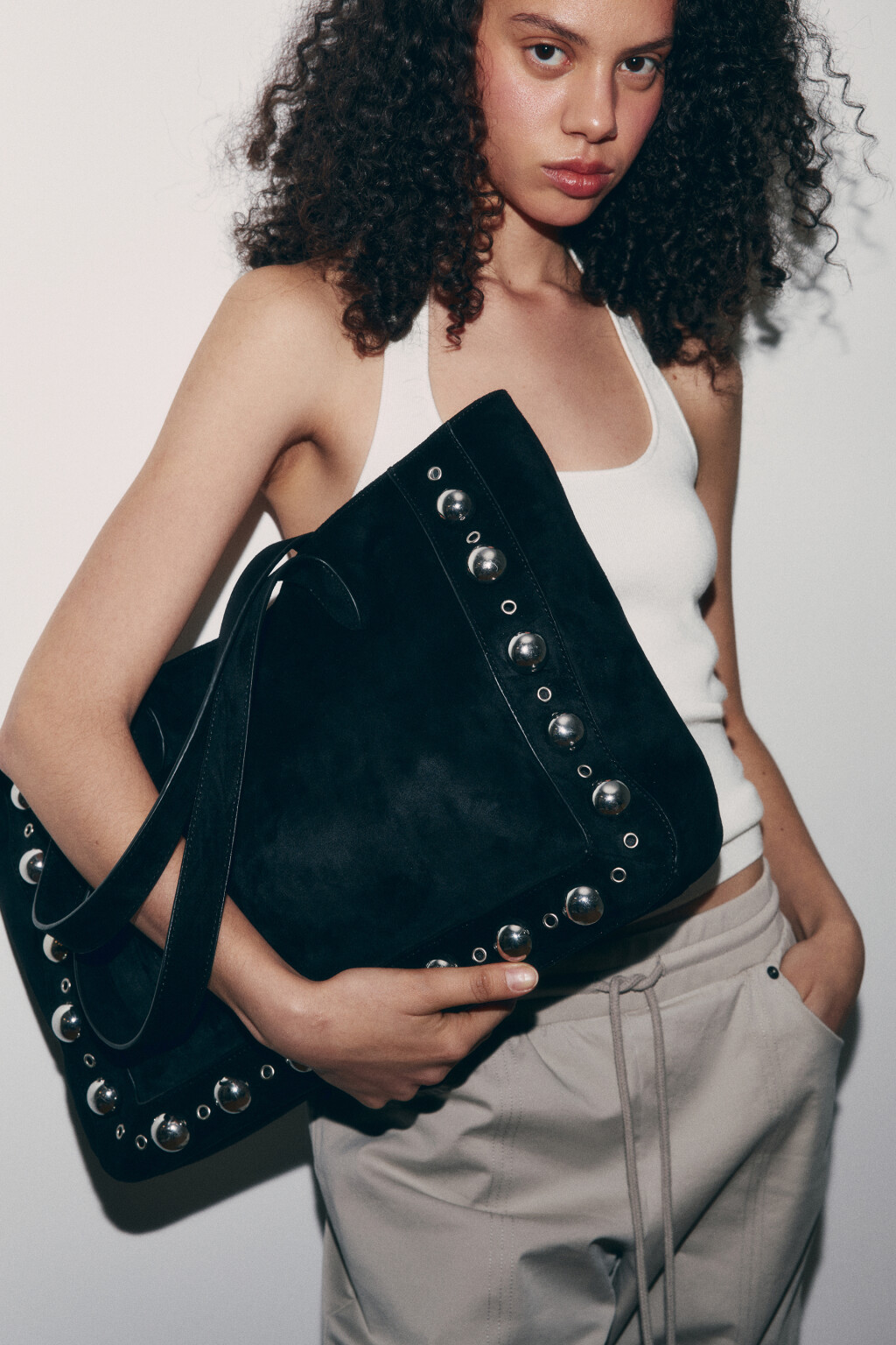 Сумка-шопер с замшевой фактурой и металлическим декором - цвет черный - 1