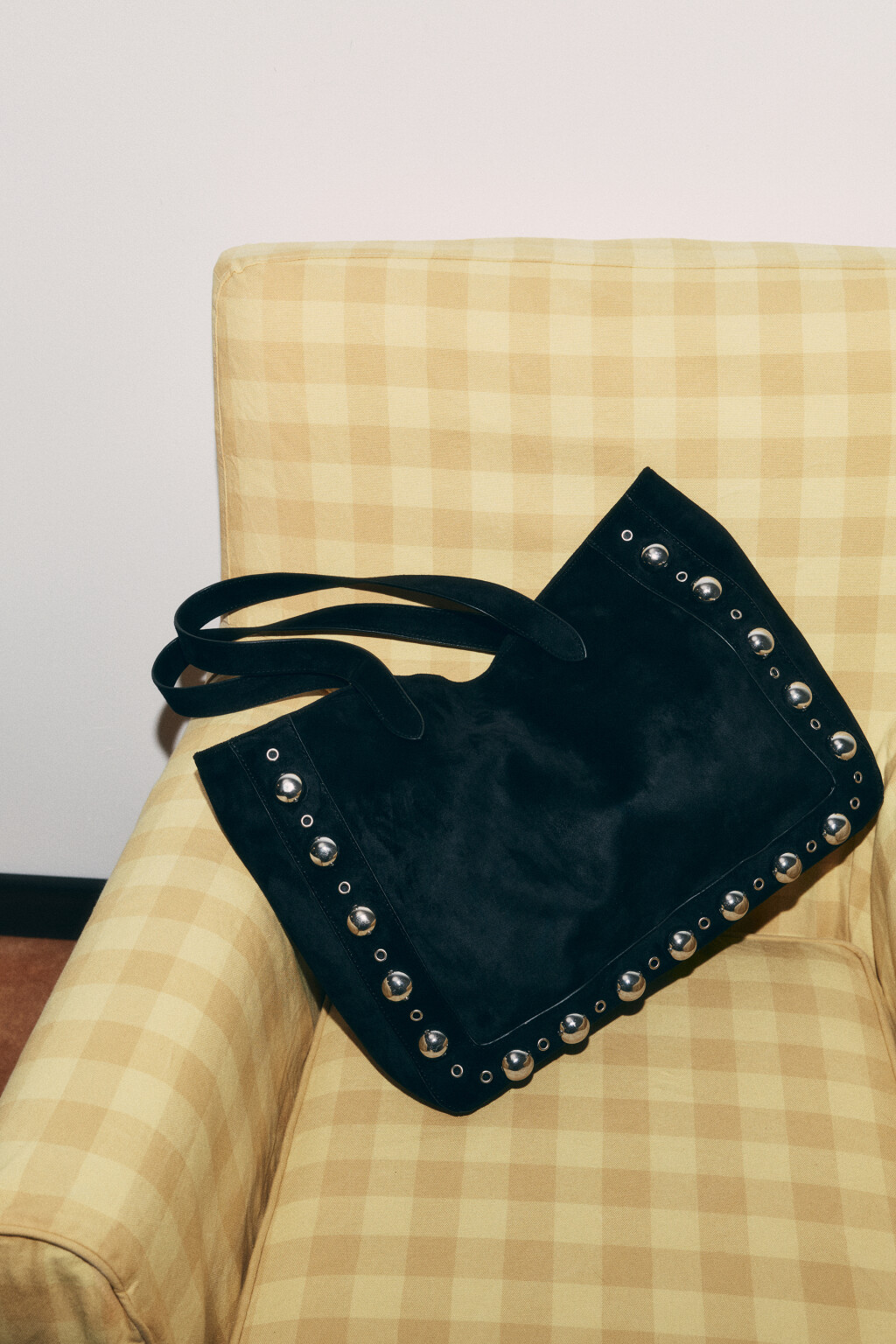 Сумка-шопер с замшевой фактурой и металлическим декором - цвет черный - 2