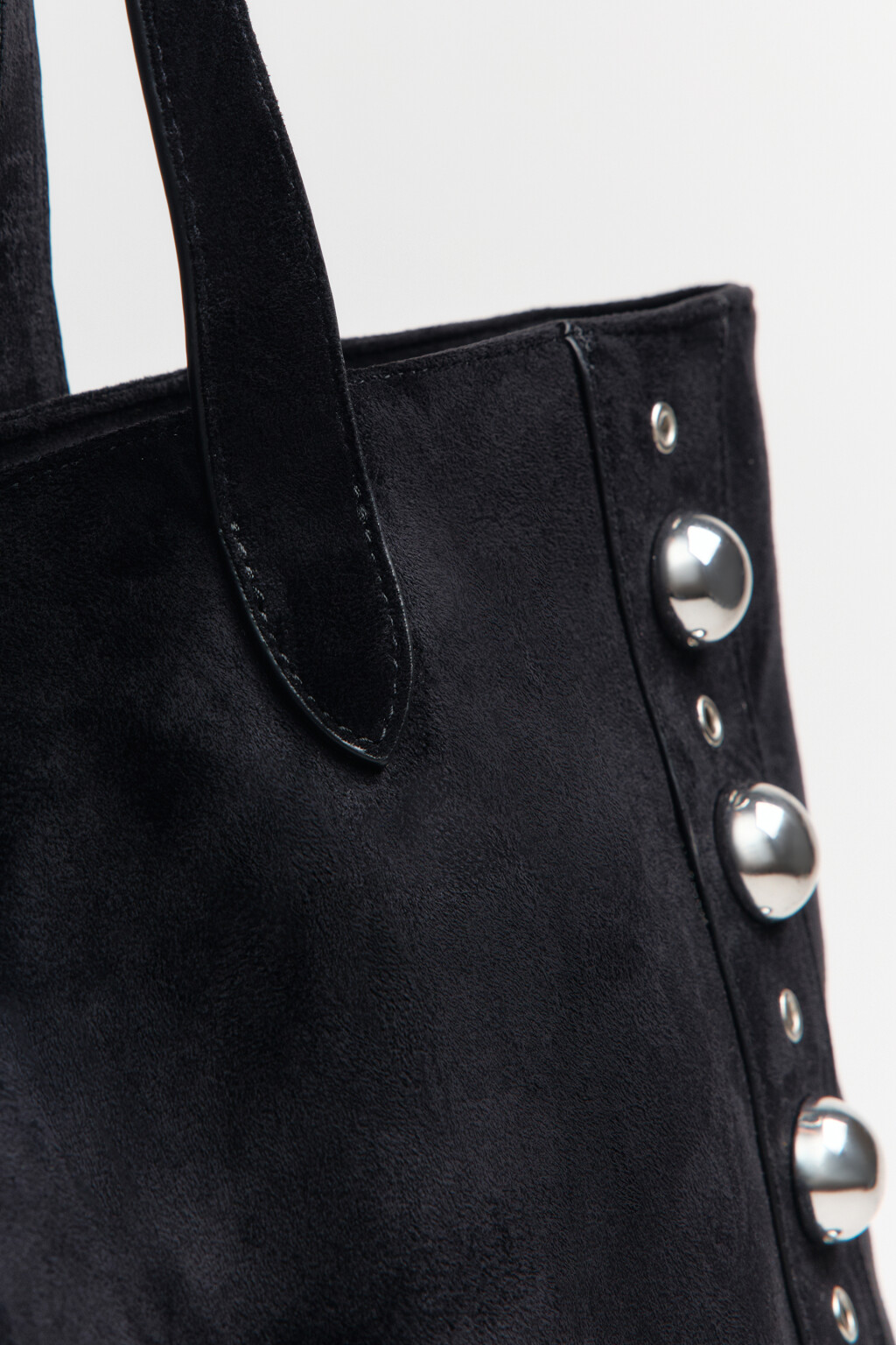 Сумка-шопер с замшевой фактурой и металлическим декором - цвет черный - 7