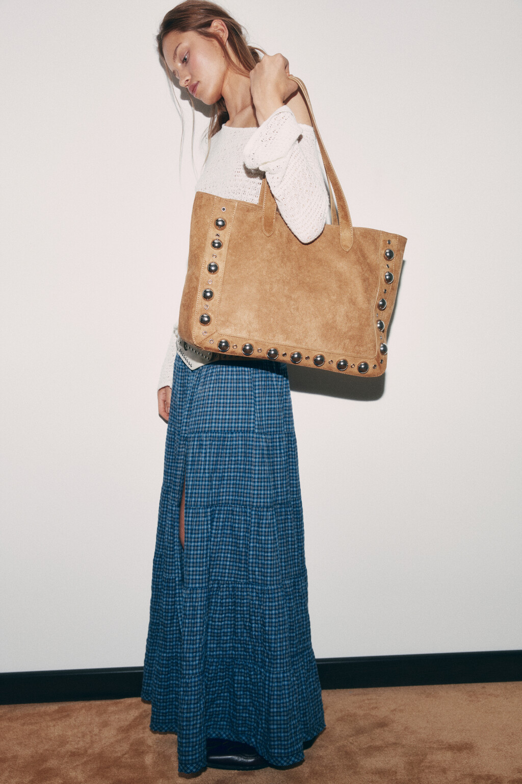 Сумка-шопер с замшевой фактурой и металлическим декором - цвет бежевый - 2