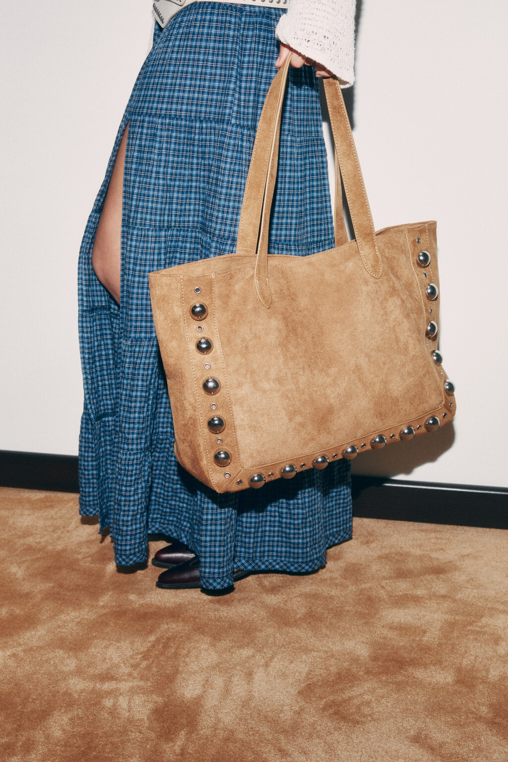 Сумка-шопер с замшевой фактурой и металлическим декором - цвет бежевый - 3