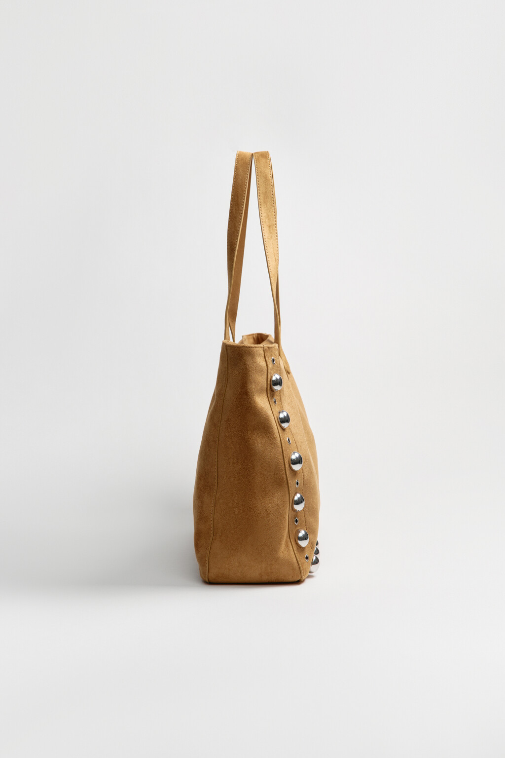 Сумка-шопер с замшевой фактурой и металлическим декором - цвет бежевый - 7