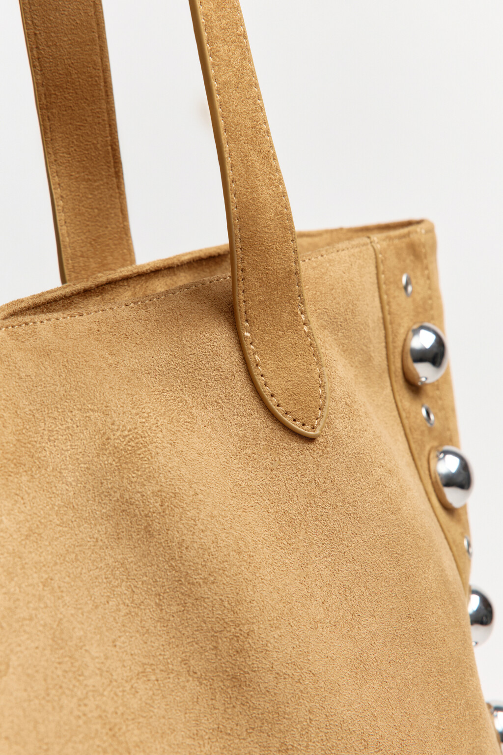 Сумка-шопер с замшевой фактурой и металлическим декором - цвет бежевый - 8