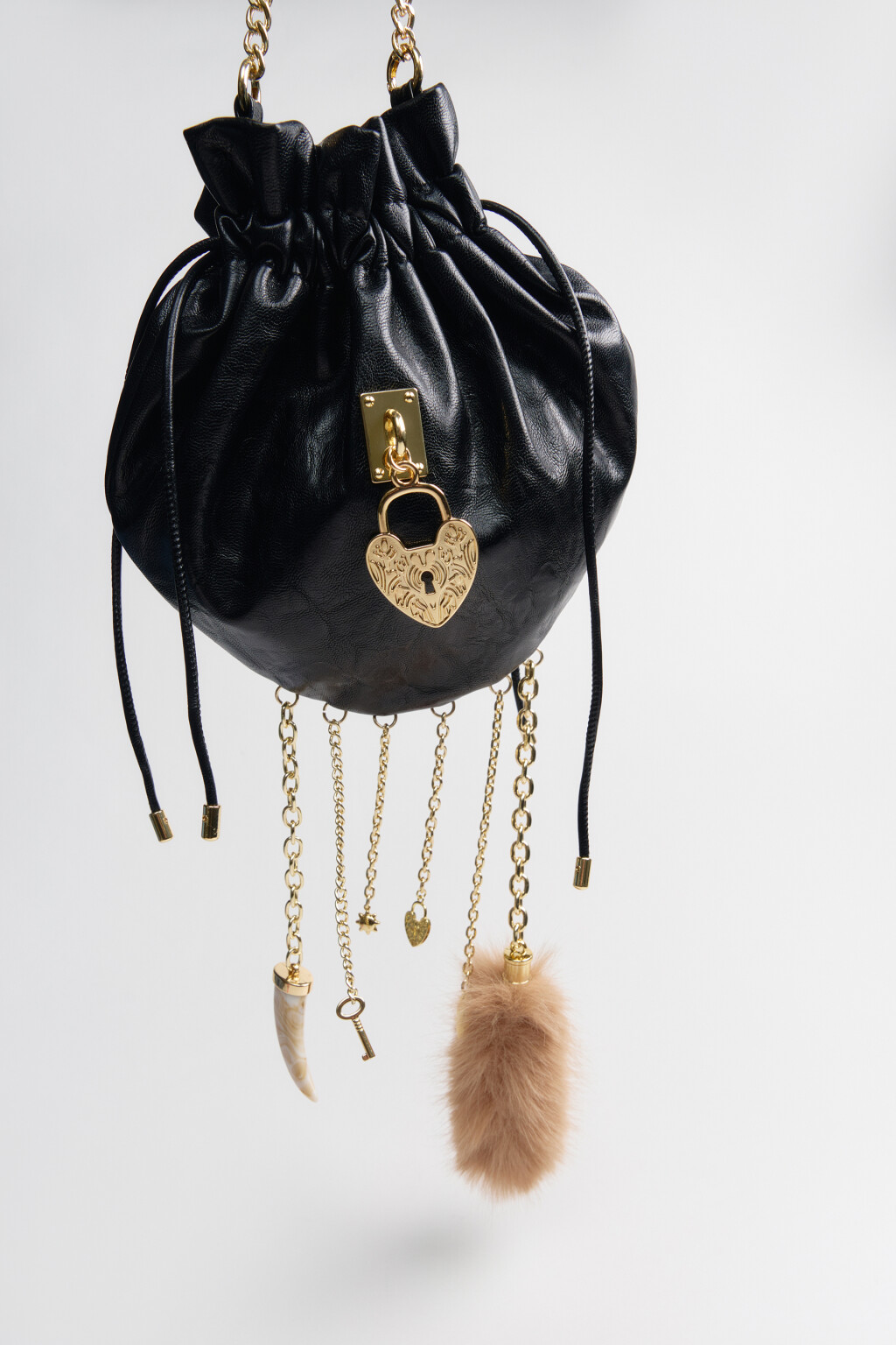 Сумка-мешок из искусственной кожи с замочком и цепочками - цвет черный - 4