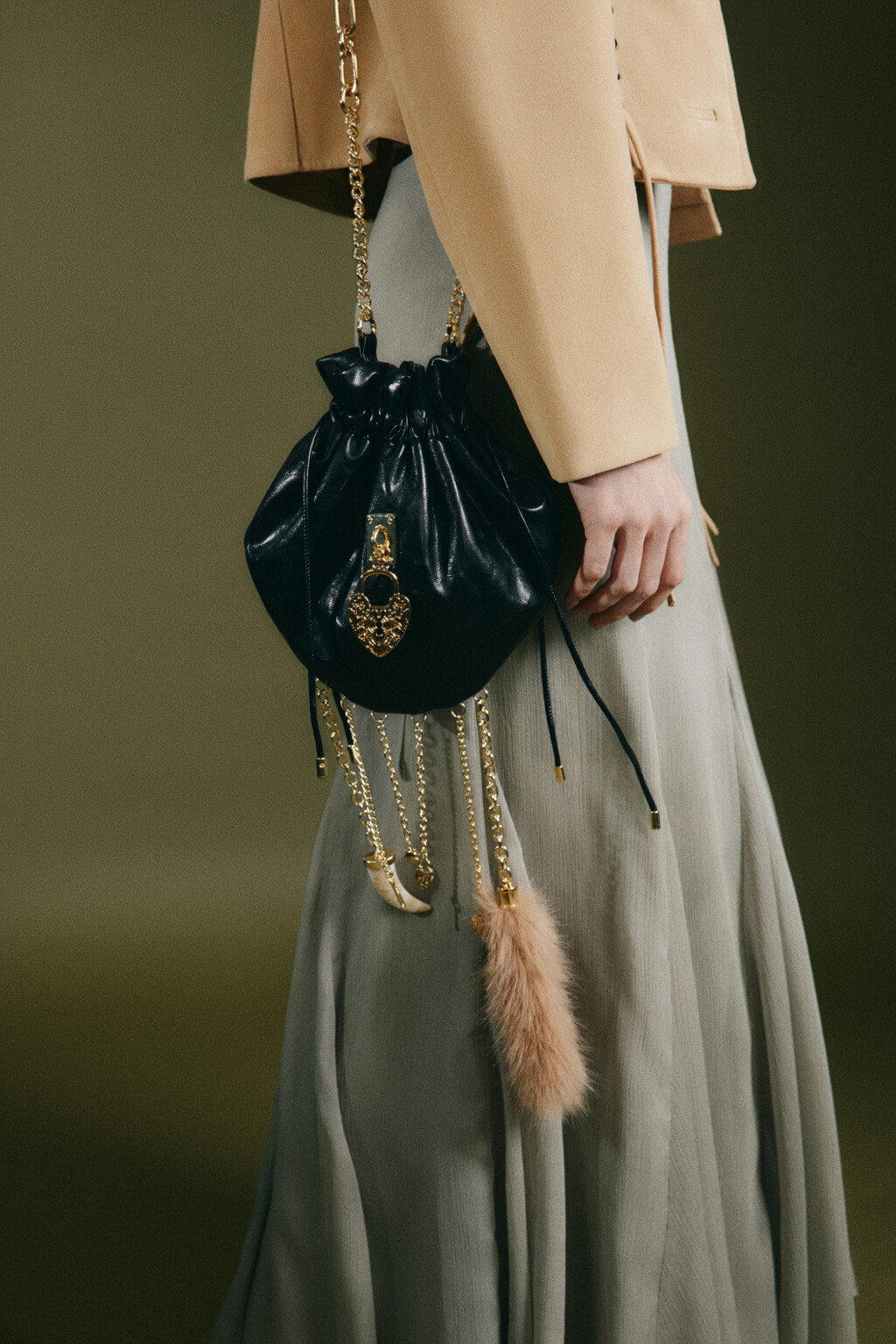 Сумка-мешок из искусственной кожи с замочком и цепочками - цвет черный - 2