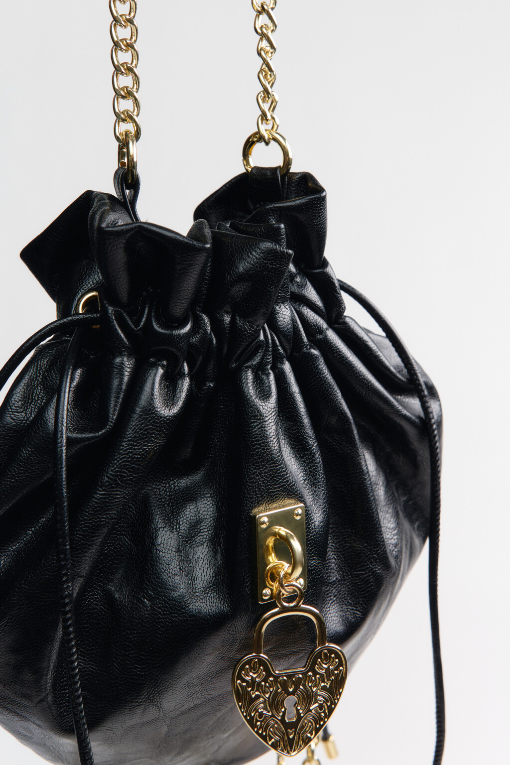 Сумка-мешок из искусственной кожи с замочком и цепочками - цвет черный - 10