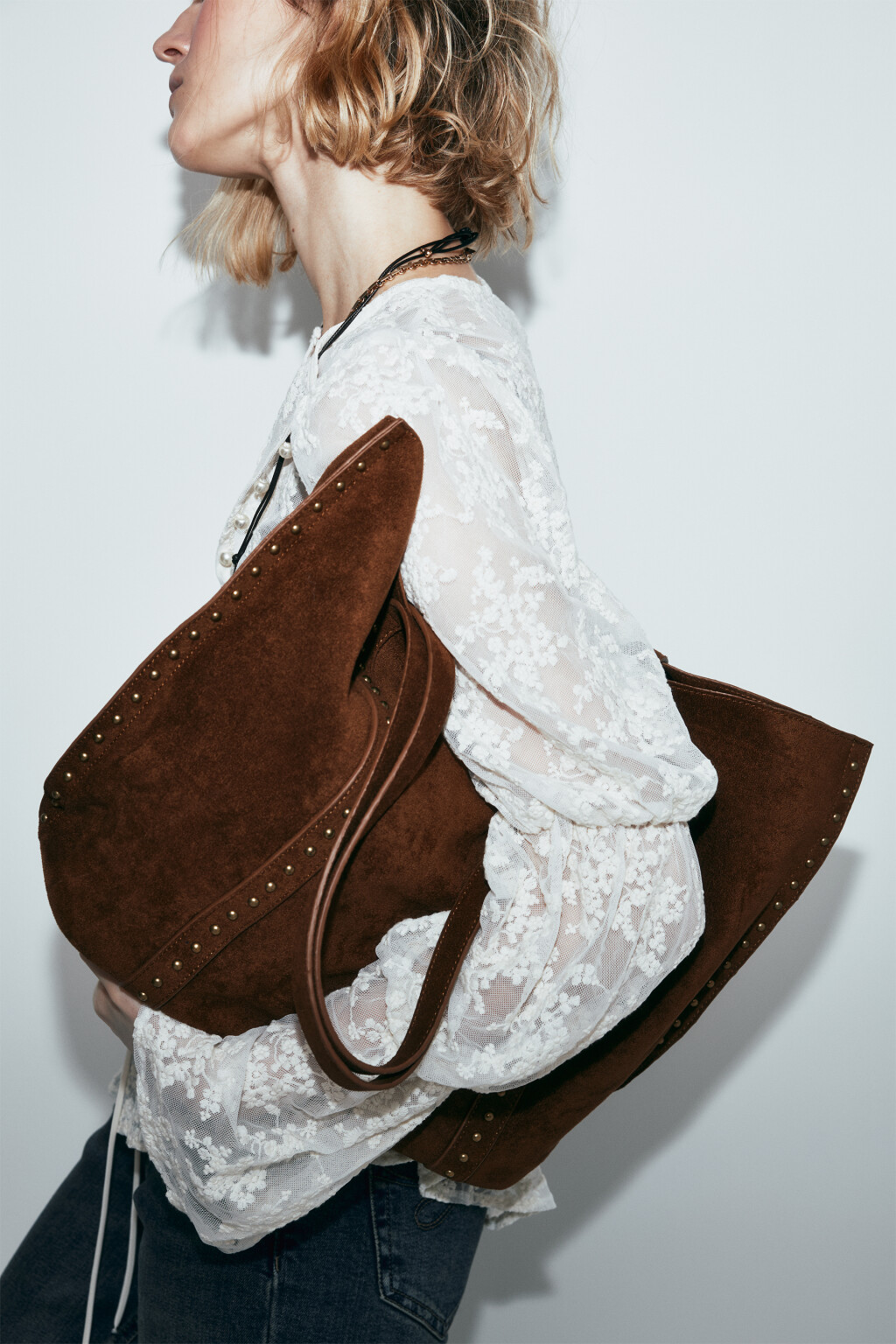 Сумка-шопер с замшевой фактурой и заклепками - цвет коричневый - 2