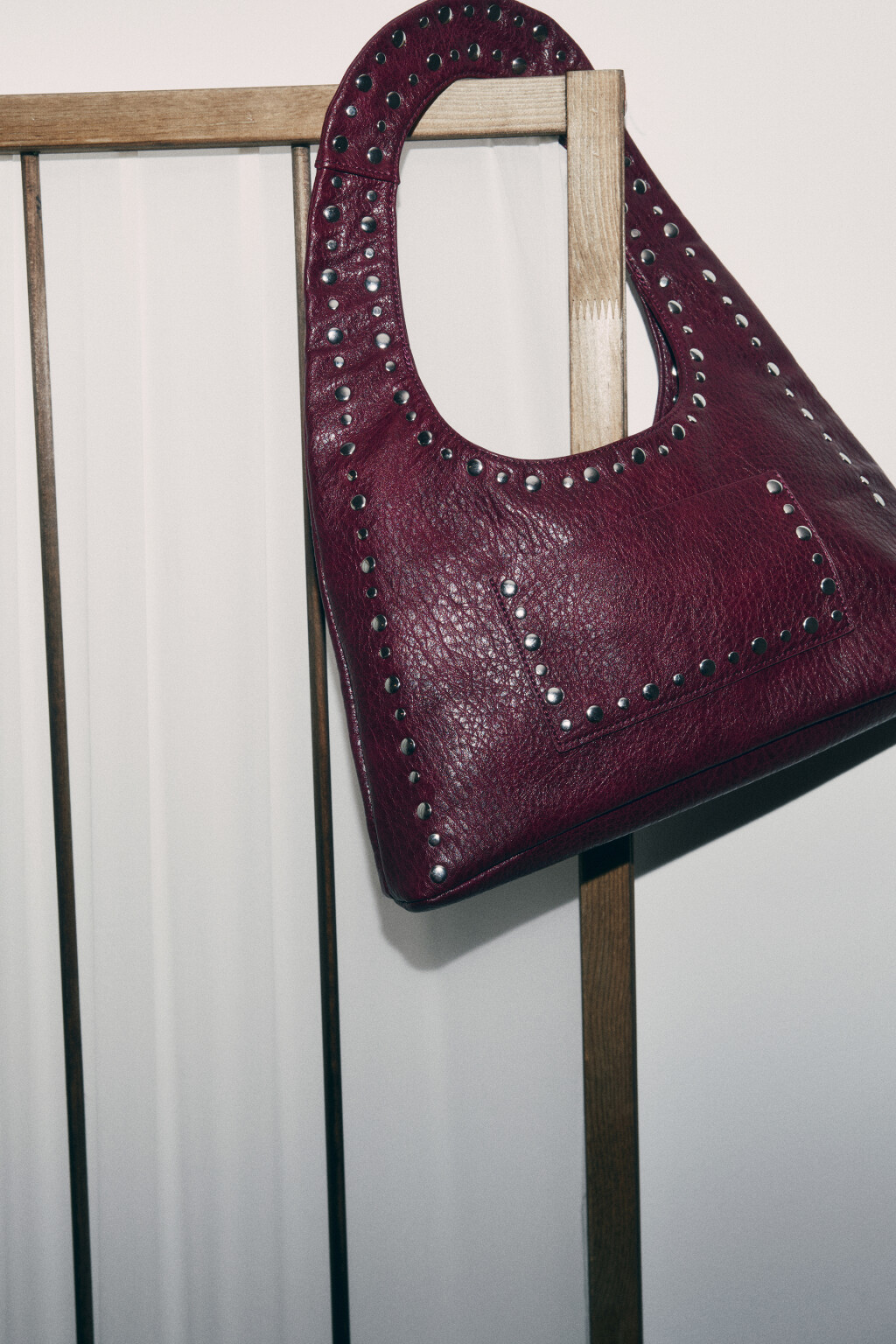 Сумка на короткой ручке с заклепками - цвет бордовый - 2
