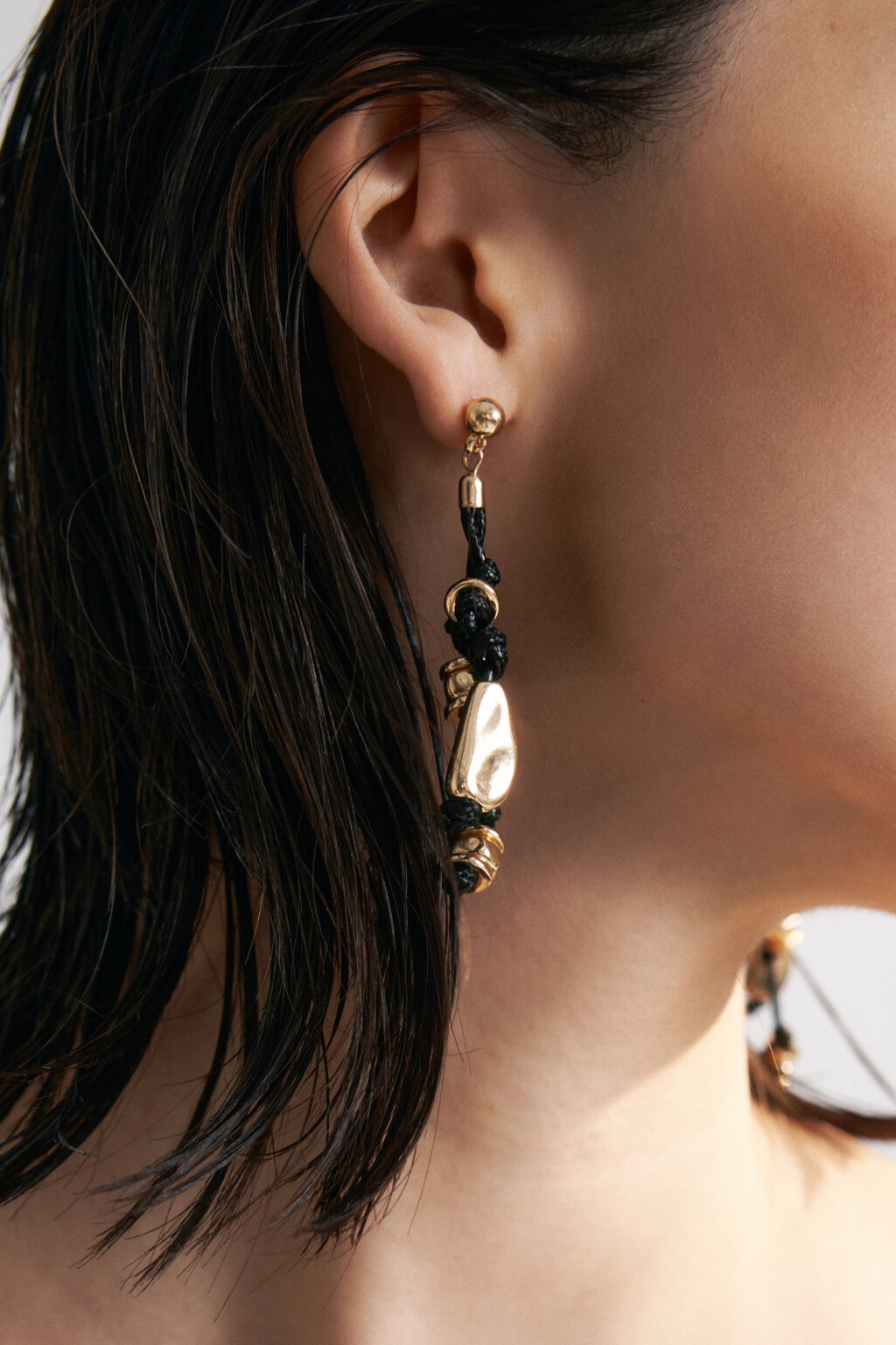 Серьги-гвоздики в виде шнурков с металлическими вставками - цвет желтый - 2