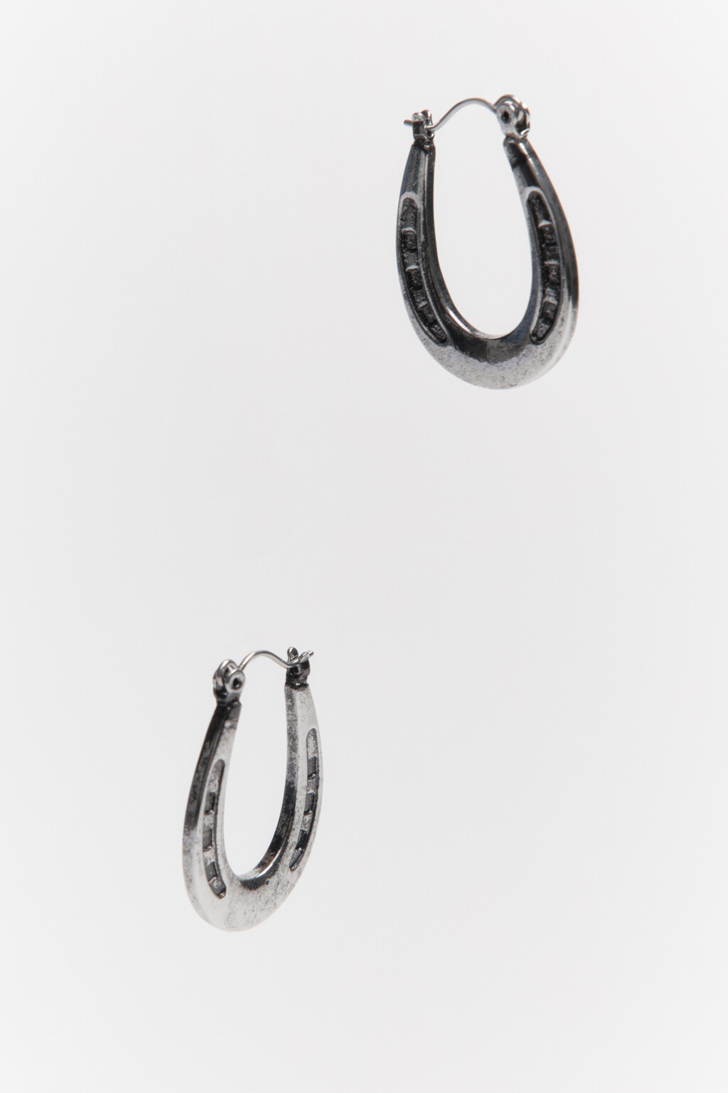Серьги в виде подковы - цвет серый - 1