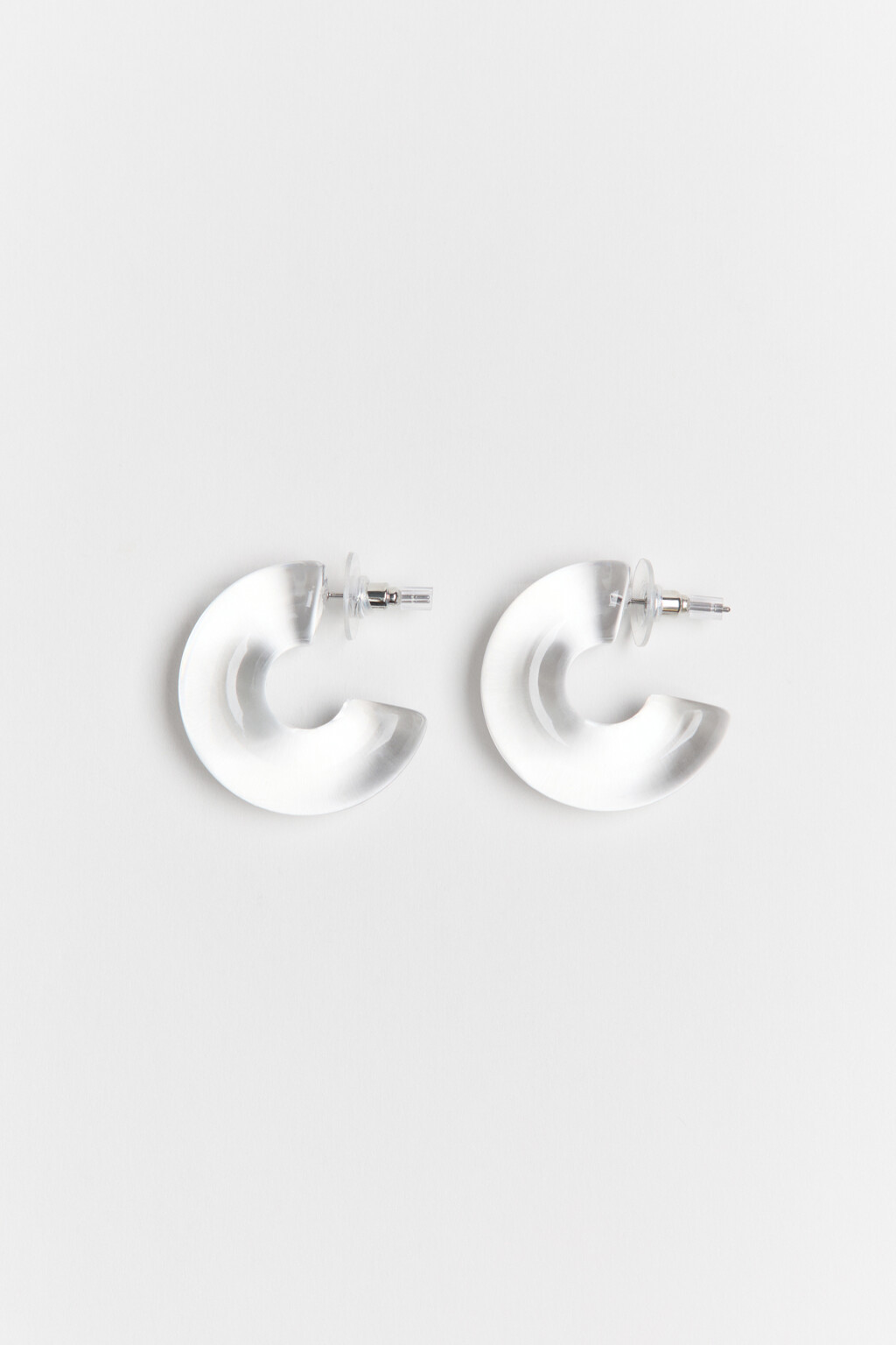 Серьги-гвоздики в виде прозрачных полуколец - цвет серый - 2