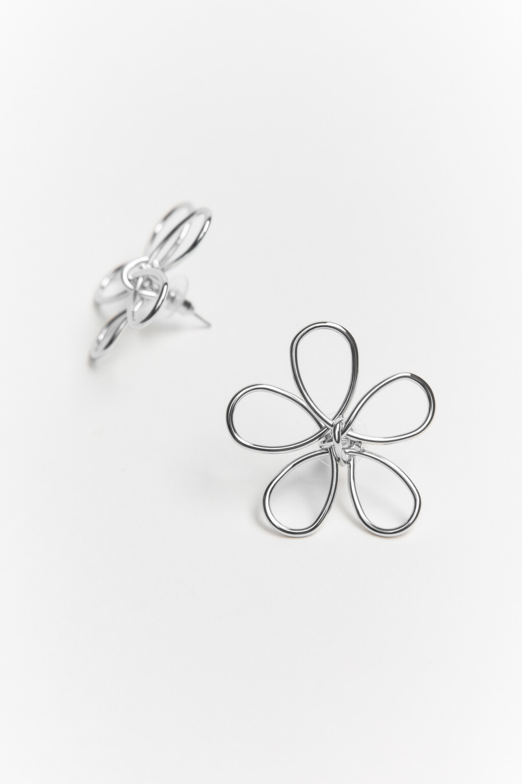 Серьги-гвоздики металлические в виде цветка - цвет серый - 2