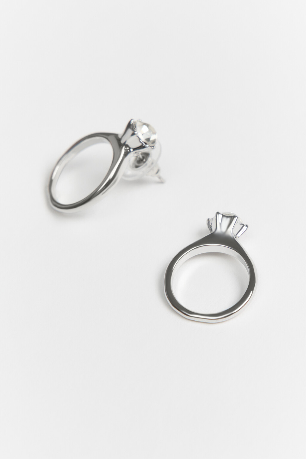 Серьги-гвоздики в виде колец со стразами - цвет серый - 1