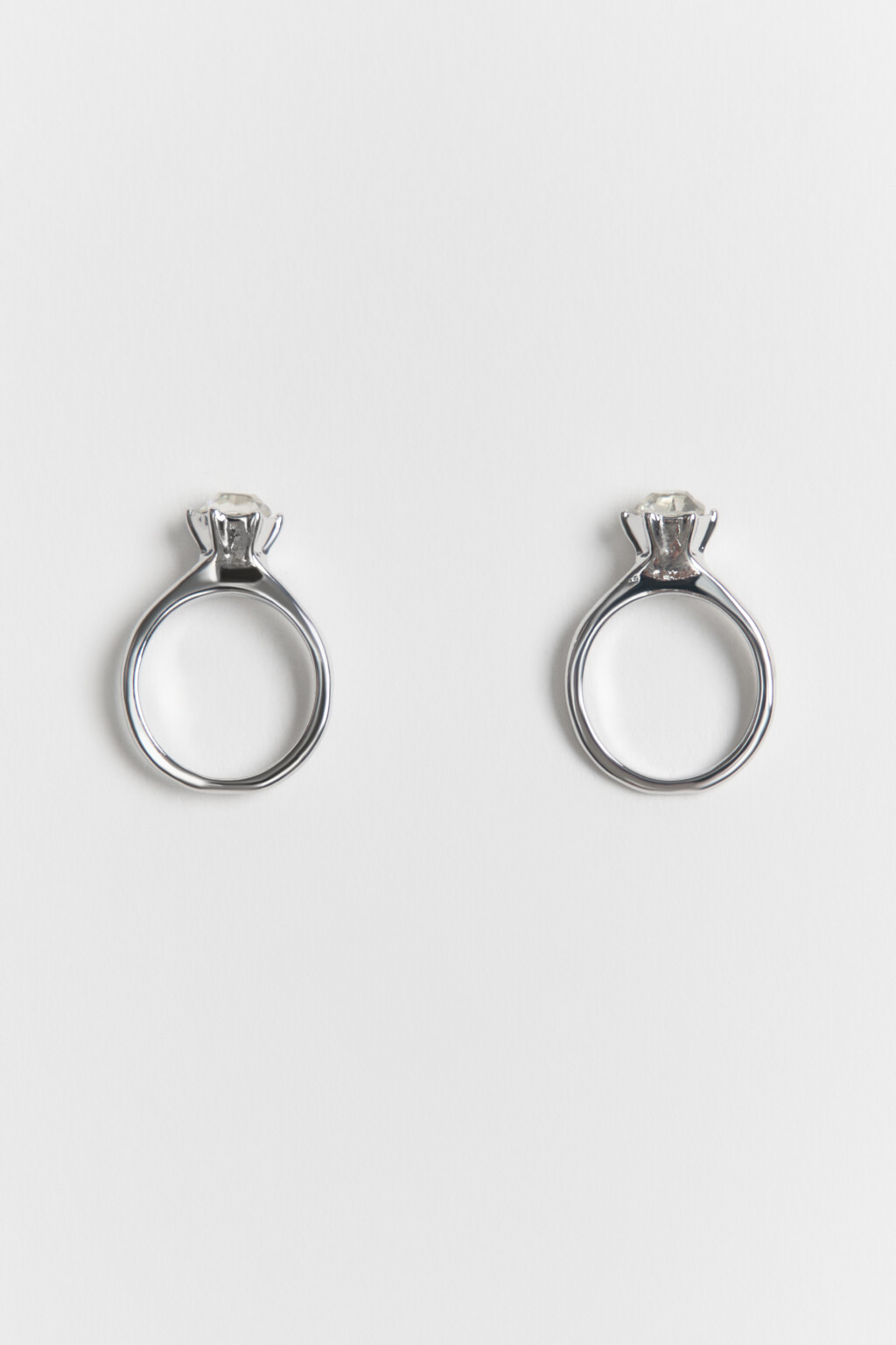 Серьги-гвоздики в виде колец со стразами - цвет серый - 2