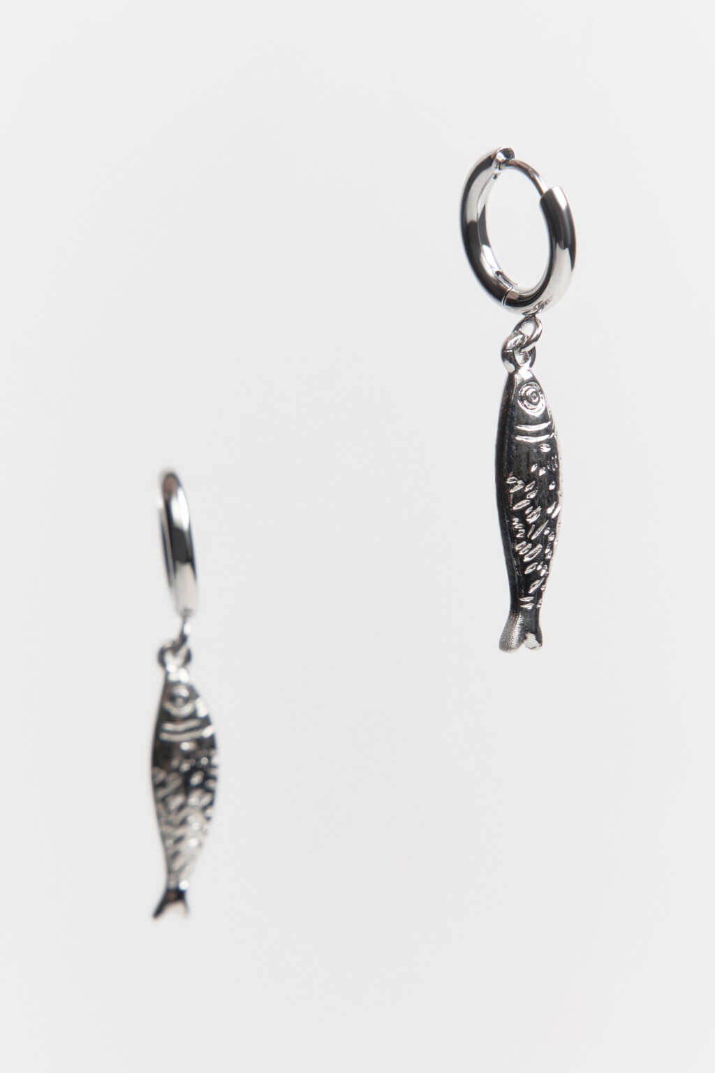 Серьги-конго с подвесками-рыбами - цвет серый - 1