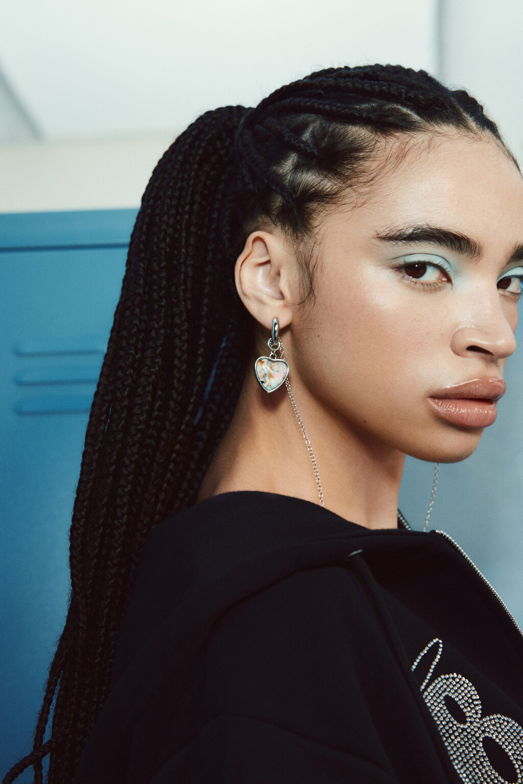 Серьги-конго с сердечком и буквой - цвет серый - 1