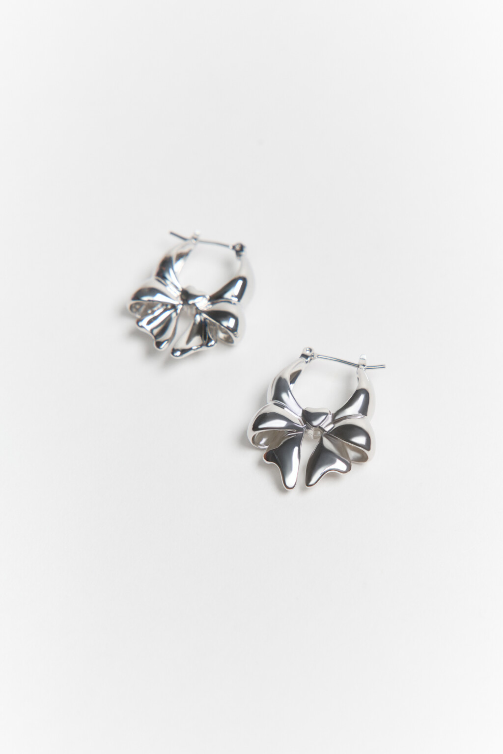 Серьги серебристые в виде бантиков - цвет серый - 1