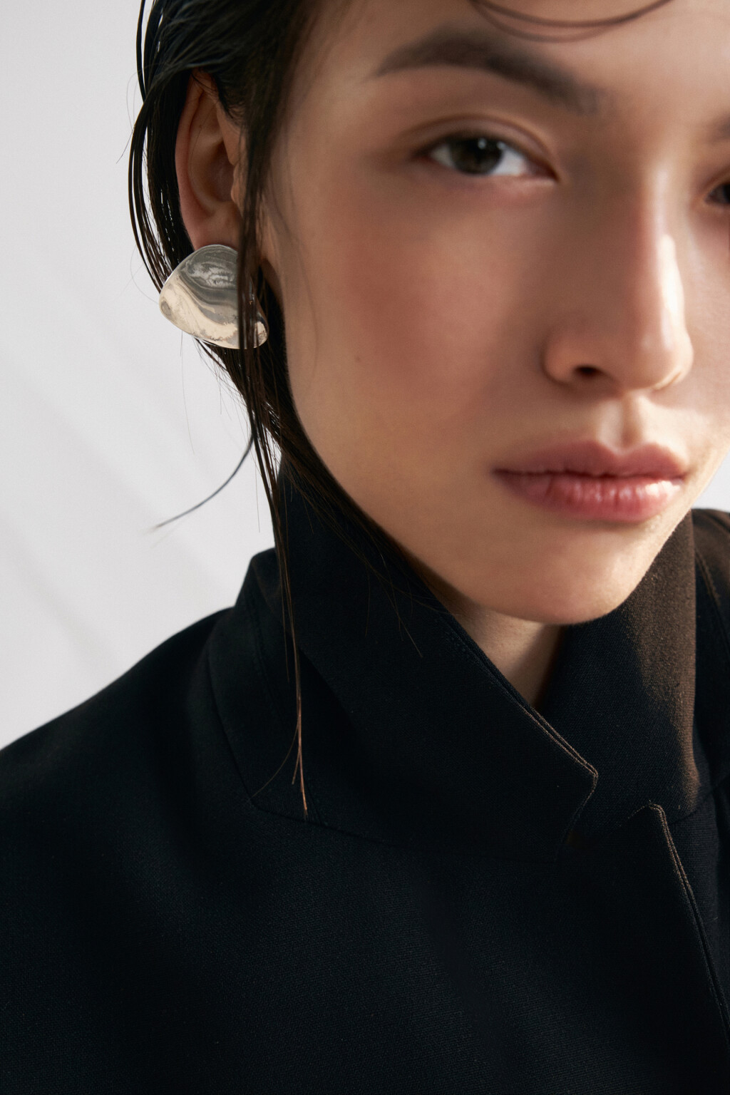 Серьги-гвоздики металлические абстрактной формы - цвет белый - 2