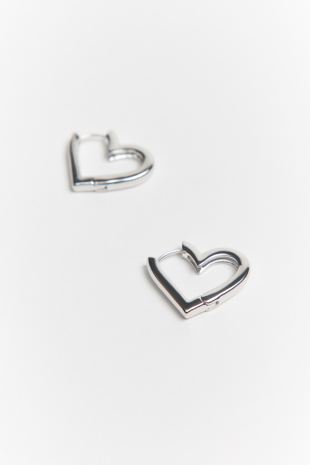 Серьги серебристые в виде сердец - цвет серый - 1