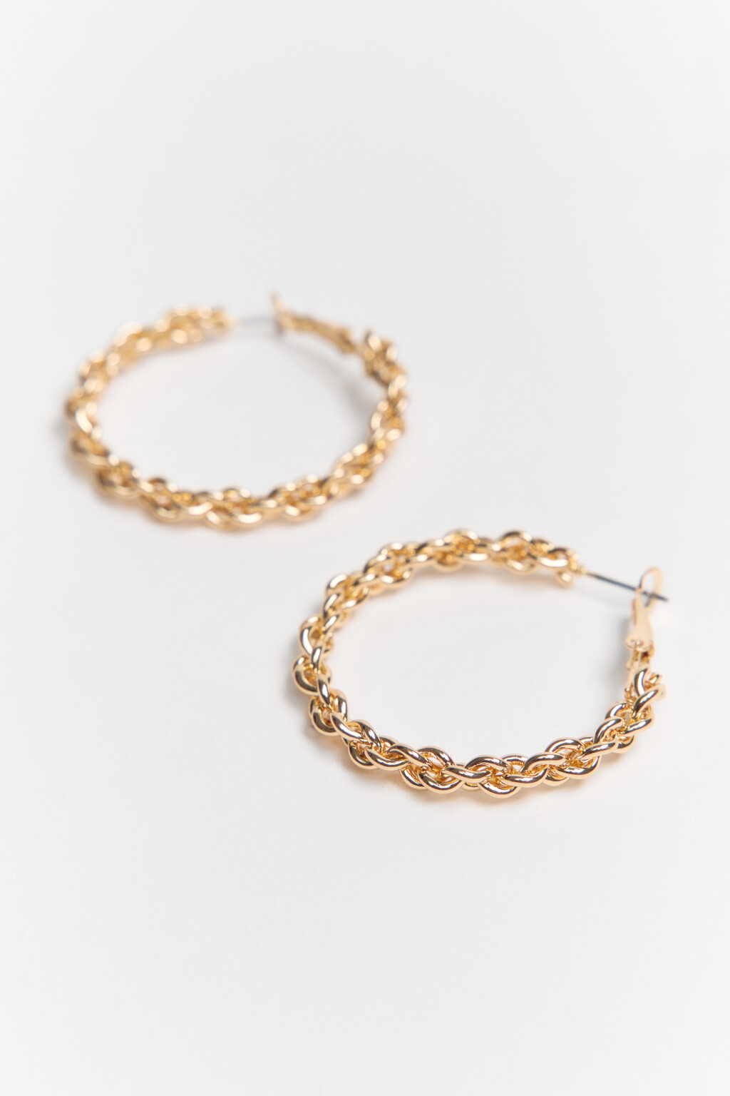 Серьги-кольца в виде золотистой цепи - цвет желтый - 2