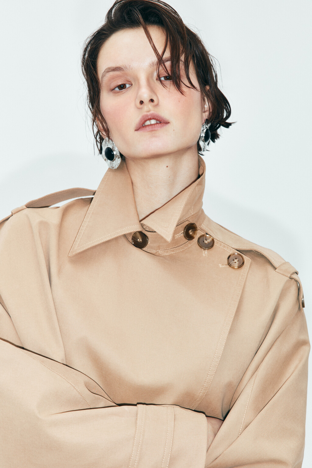 Серьги-гвоздики серебристые с искусственным камнем - цвет желтый - 2