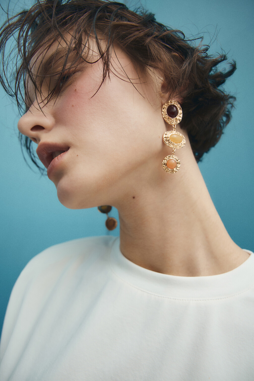 Серьги-гвоздики золотистые с искусственными камнями - цвет желтый - 1