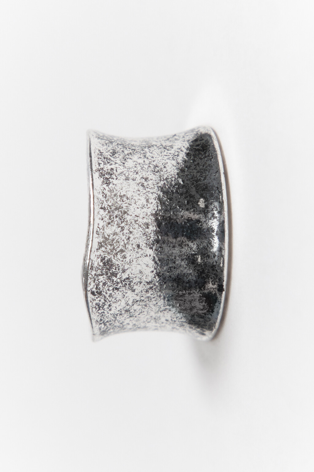 Кольцо металлическое широкое с потертостями - цвет серый - 2
