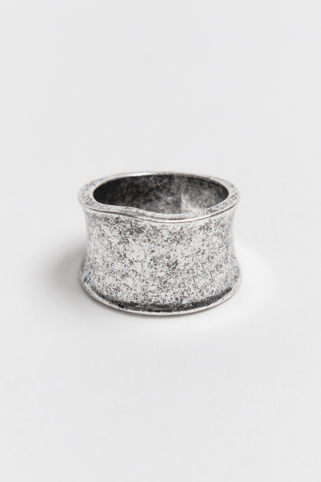 Кольцо металлическое широкое с потертостями - цвет серый - 1