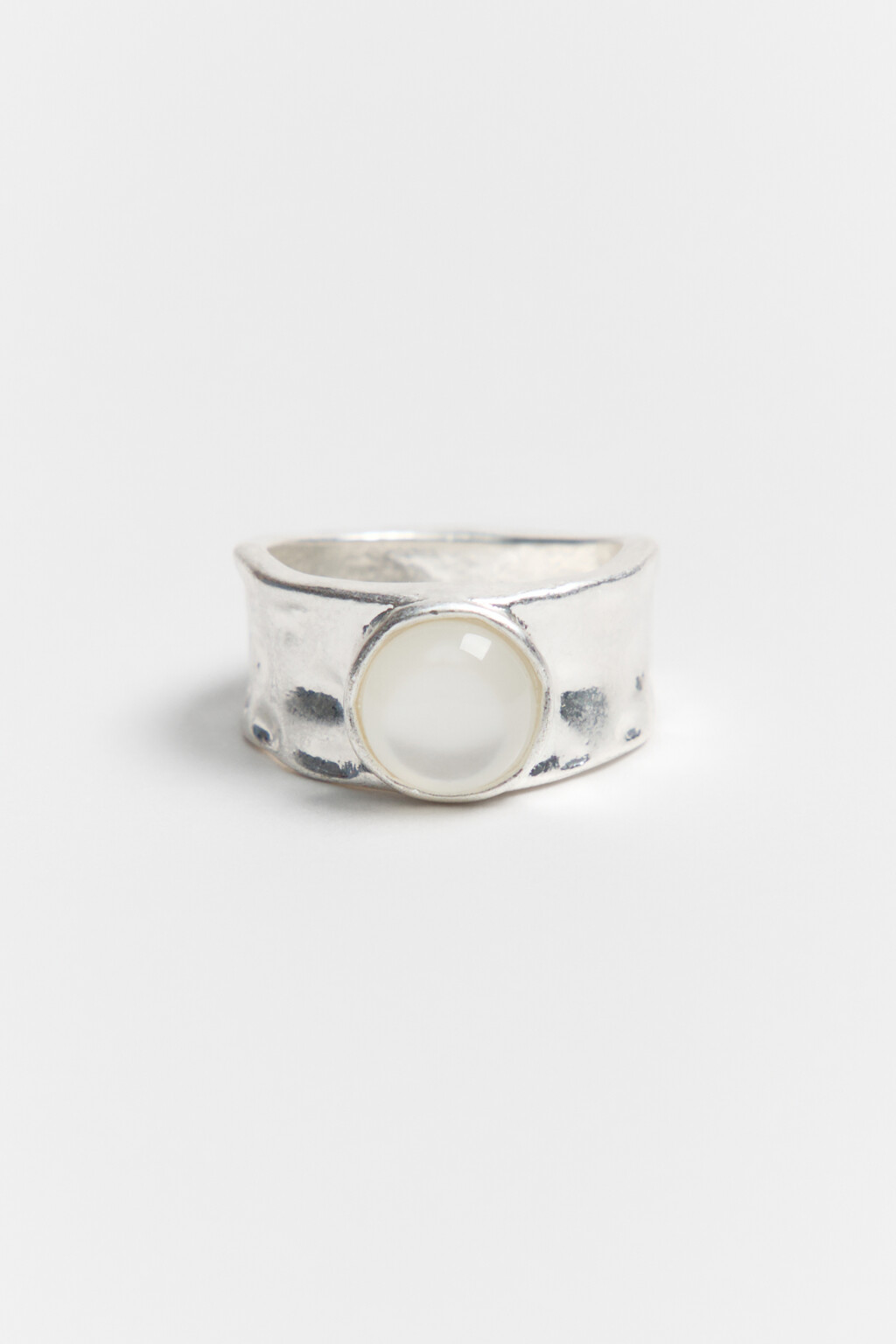 Кольцо широкое потертое с декоративной вставкой - цвет серый - 1