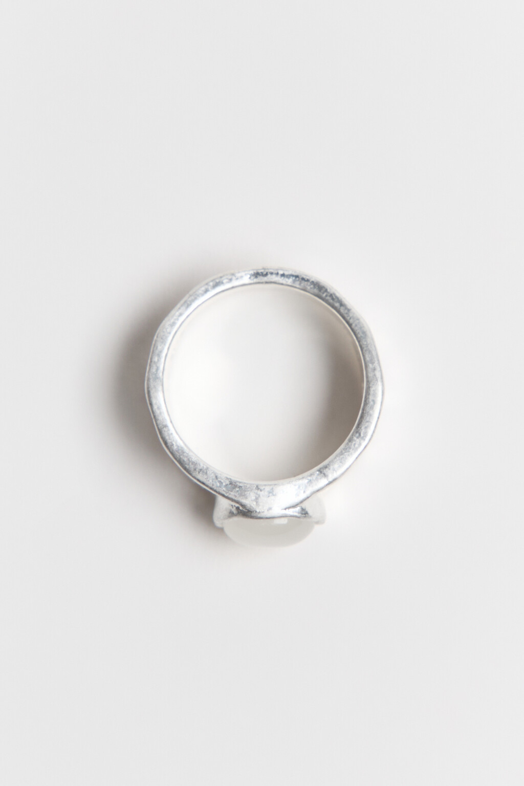 Кольцо широкое потертое с декоративной вставкой - цвет серый - 2