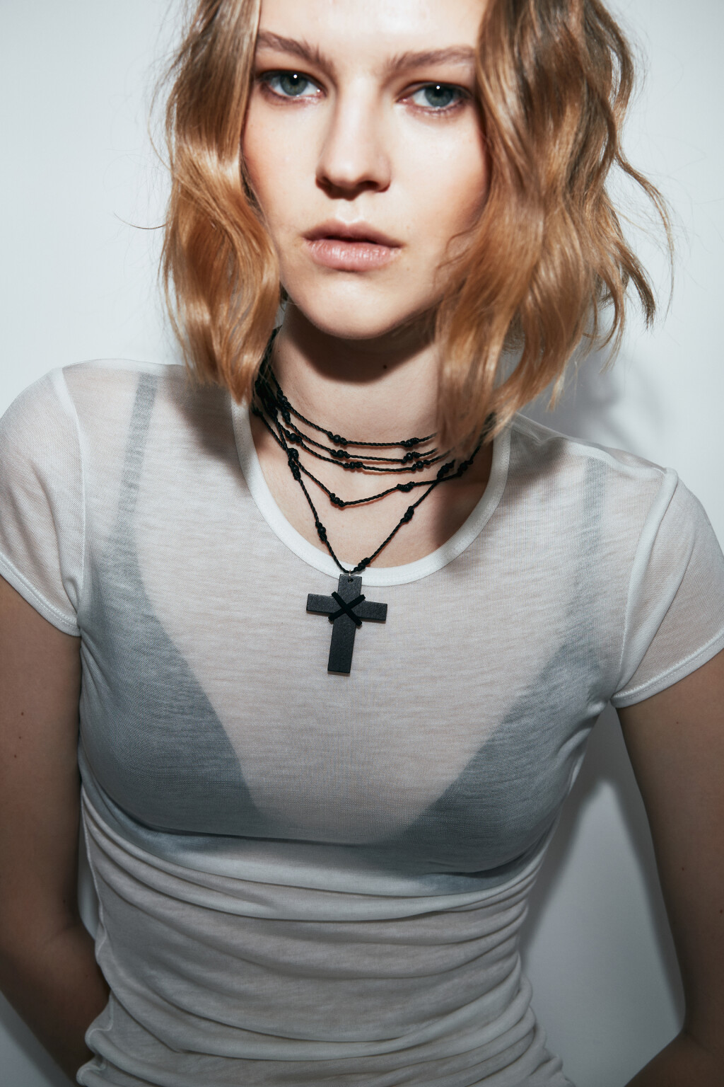 Колье-шнурок многослойное с крестом и бусинами - цвет серый - 3