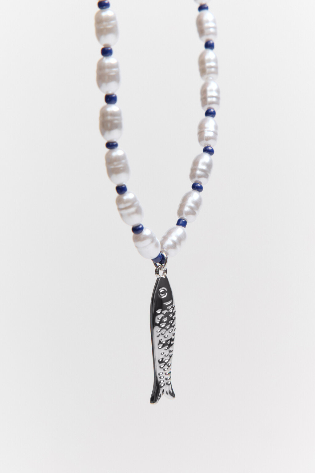 Колье-бусы с подвеской-рыбой - цвет серый - 1