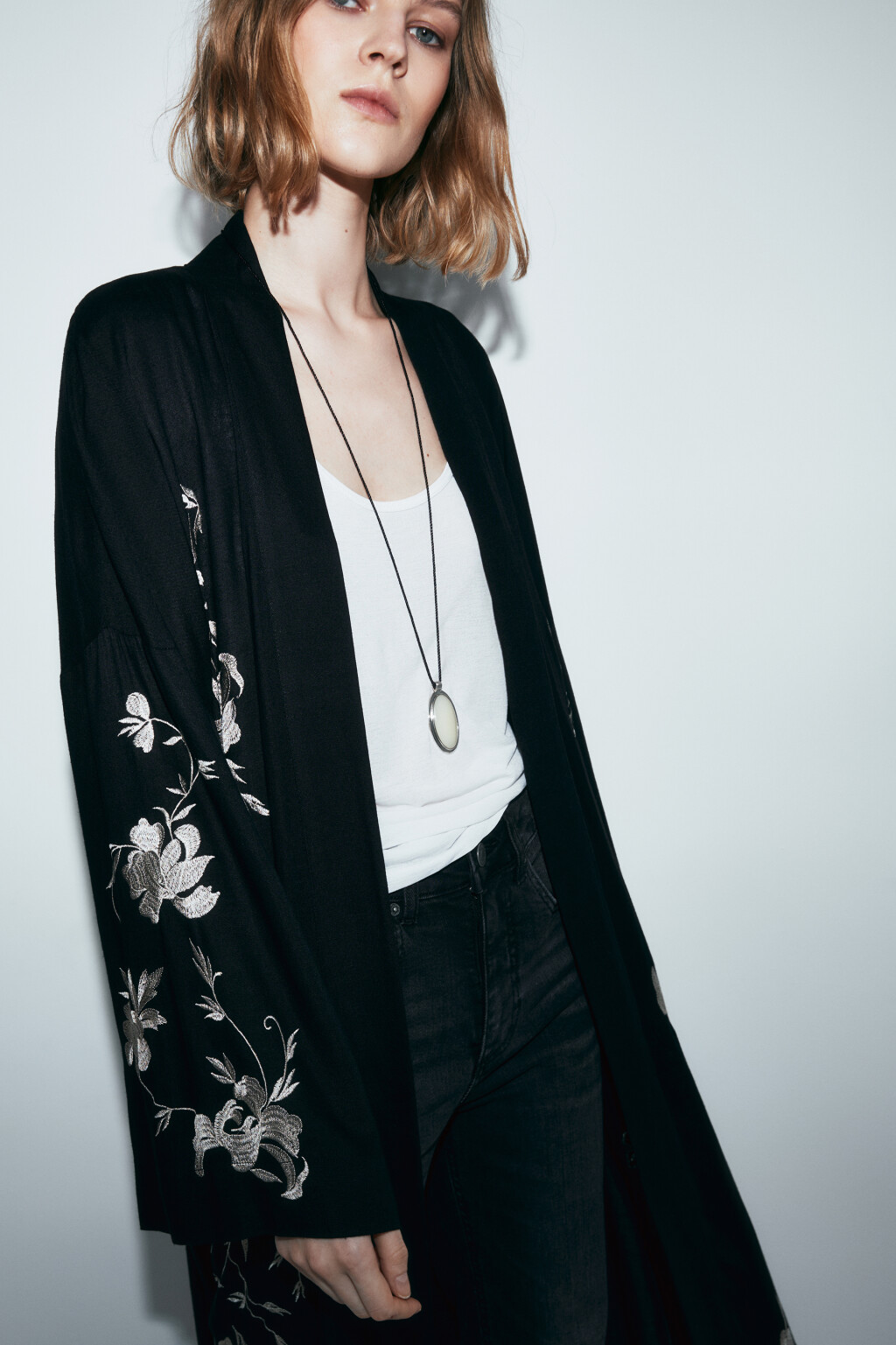 Колье-шнурок с подвеской и искусственным камнем - цвет серый - 1