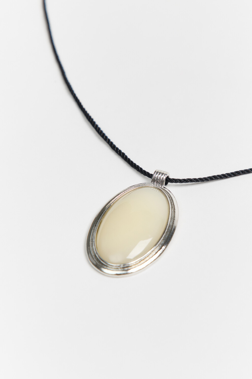 Колье-шнурок с подвеской и искусственным камнем - цвет серый - 3