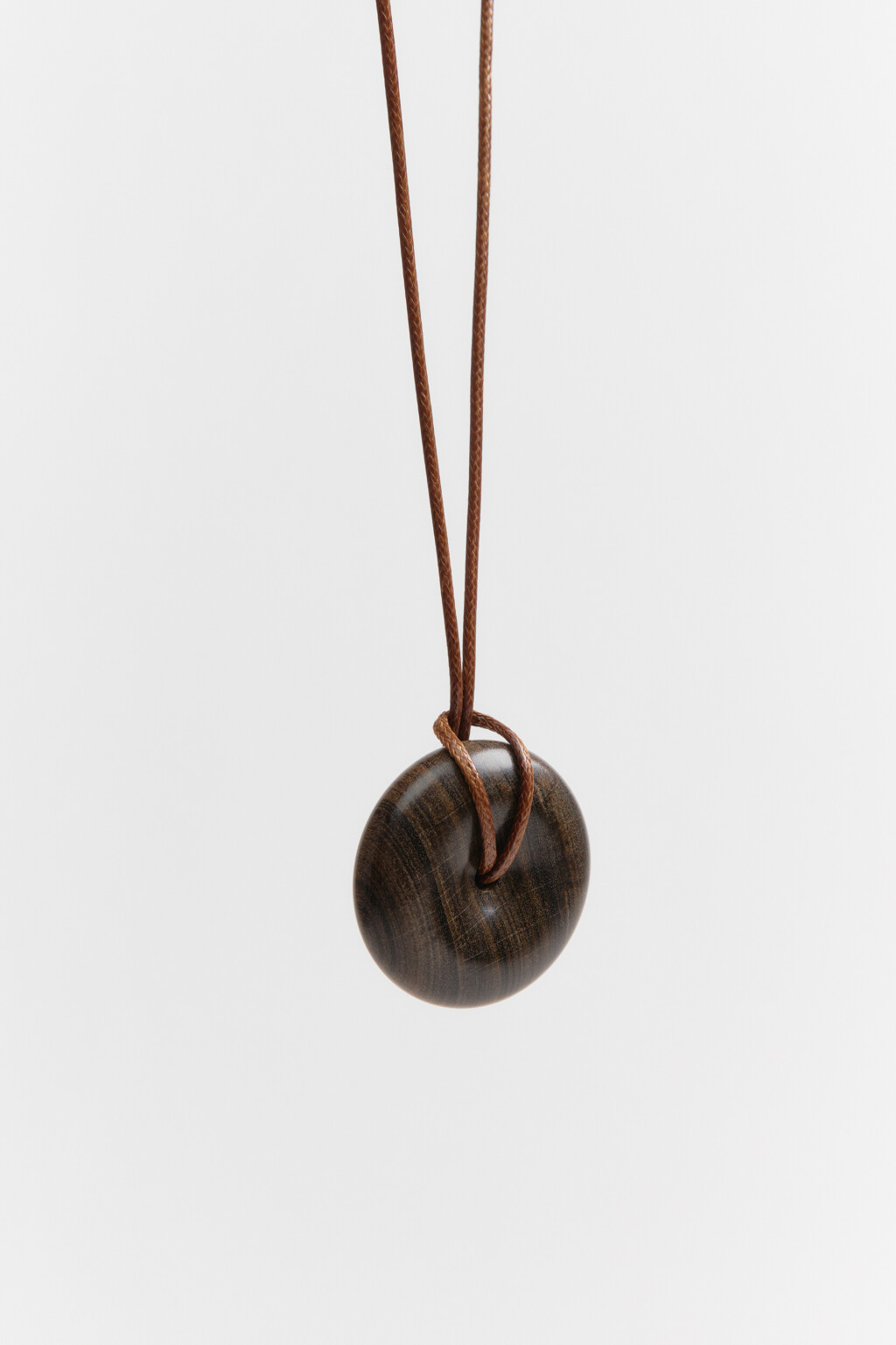 Колье-шнурок с деревянной подвеской - цвет мультиколор - 1