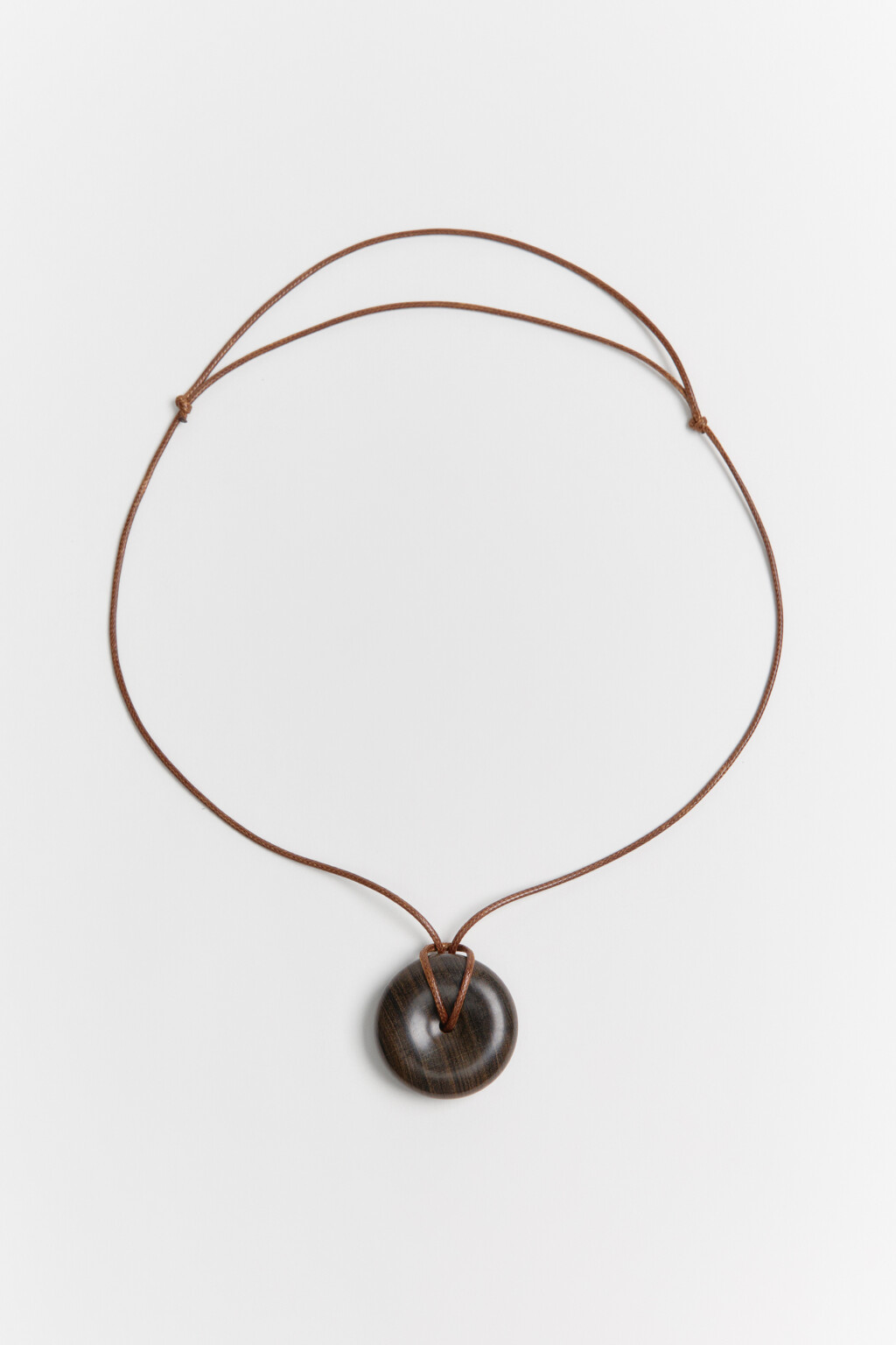 Колье-шнурок с деревянной подвеской - цвет мультиколор - 2