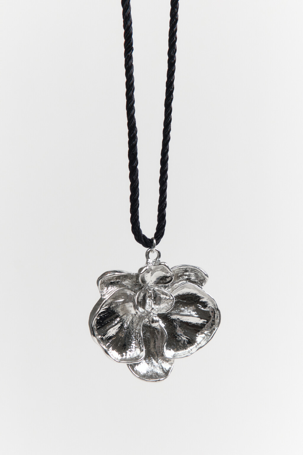 Колье-шнурок с подвеской-цветком - цвет серый - 1