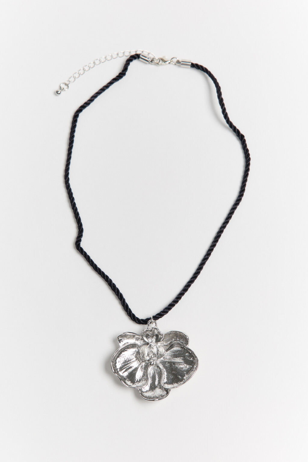 Колье-шнурок с подвеской-цветком - цвет серый - 2