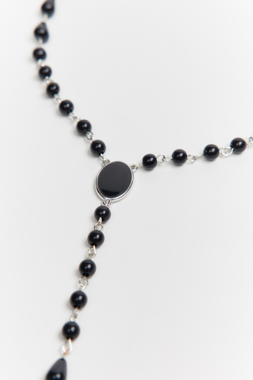 Колье-цепочка с черными бусинами - цвет серый - 2