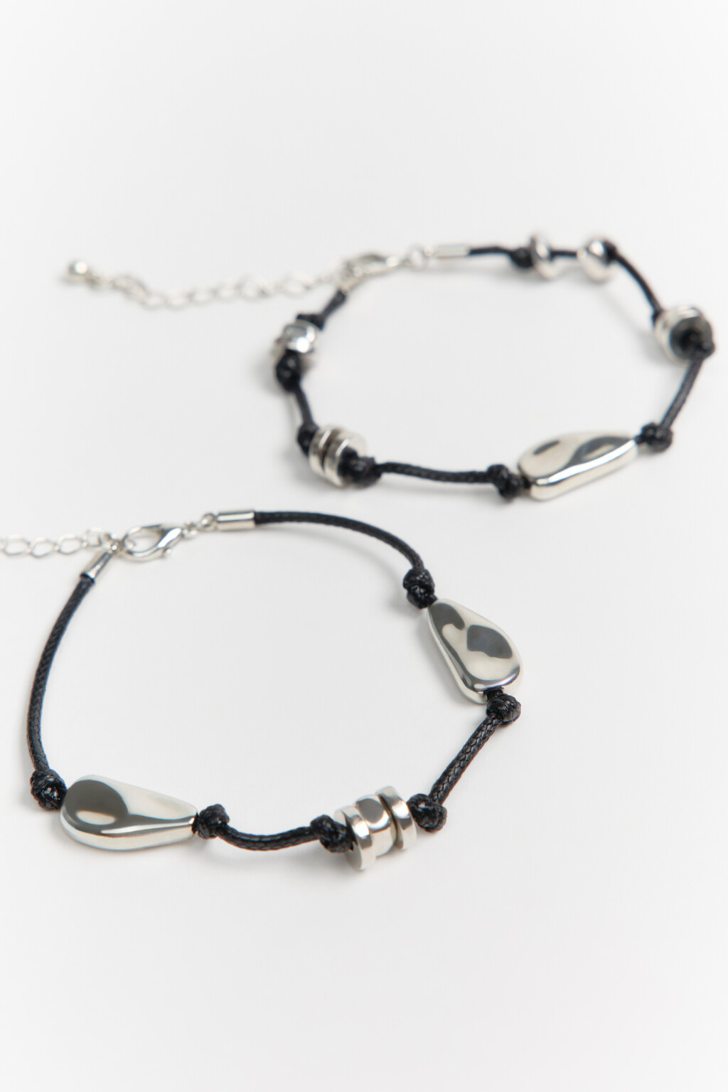 Набор браслетов-шнурков с серебристыми вставками (2 штуки) - цвет черный - 2