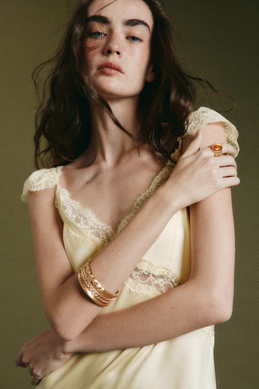 Набор браслетов золотистых с разной текстурой (5 штук) - цвет желтый - 1