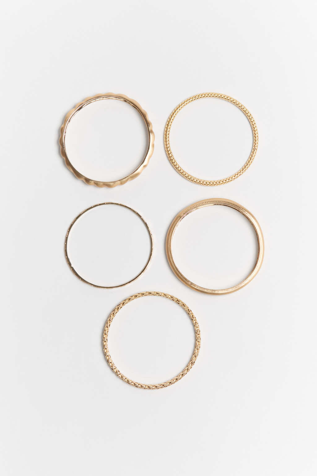 Набор браслетов золотистых с разной текстурой (5 штук) - цвет желтый - 3