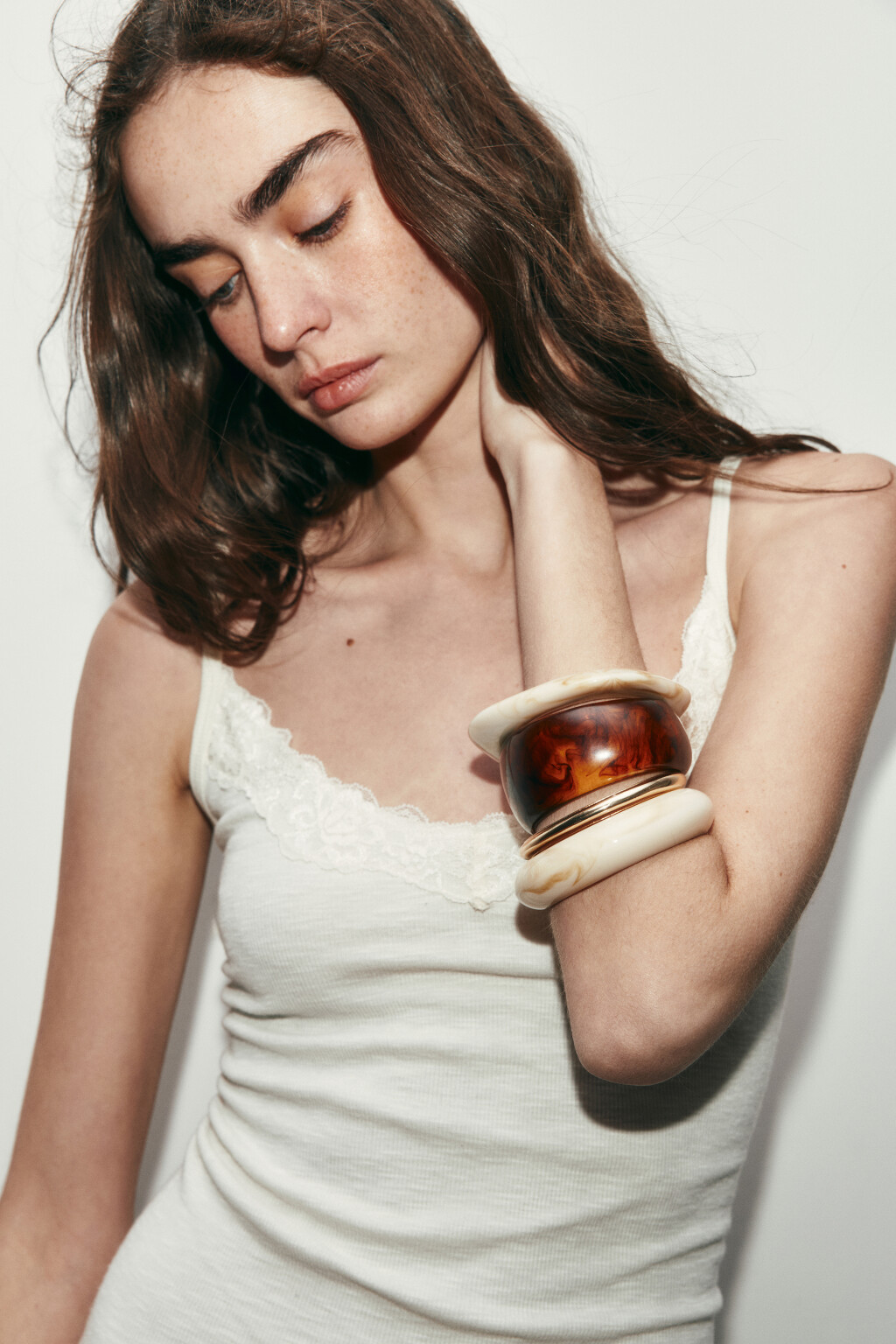 Набор браслетов разной формы и толщины (4 штуки) - цвет мультиколор - 3