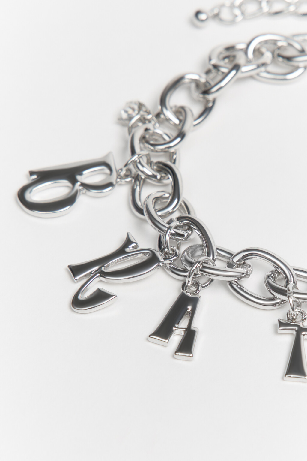 Браслет в виде цепи с подвесками-буквами - цвет серый - 2